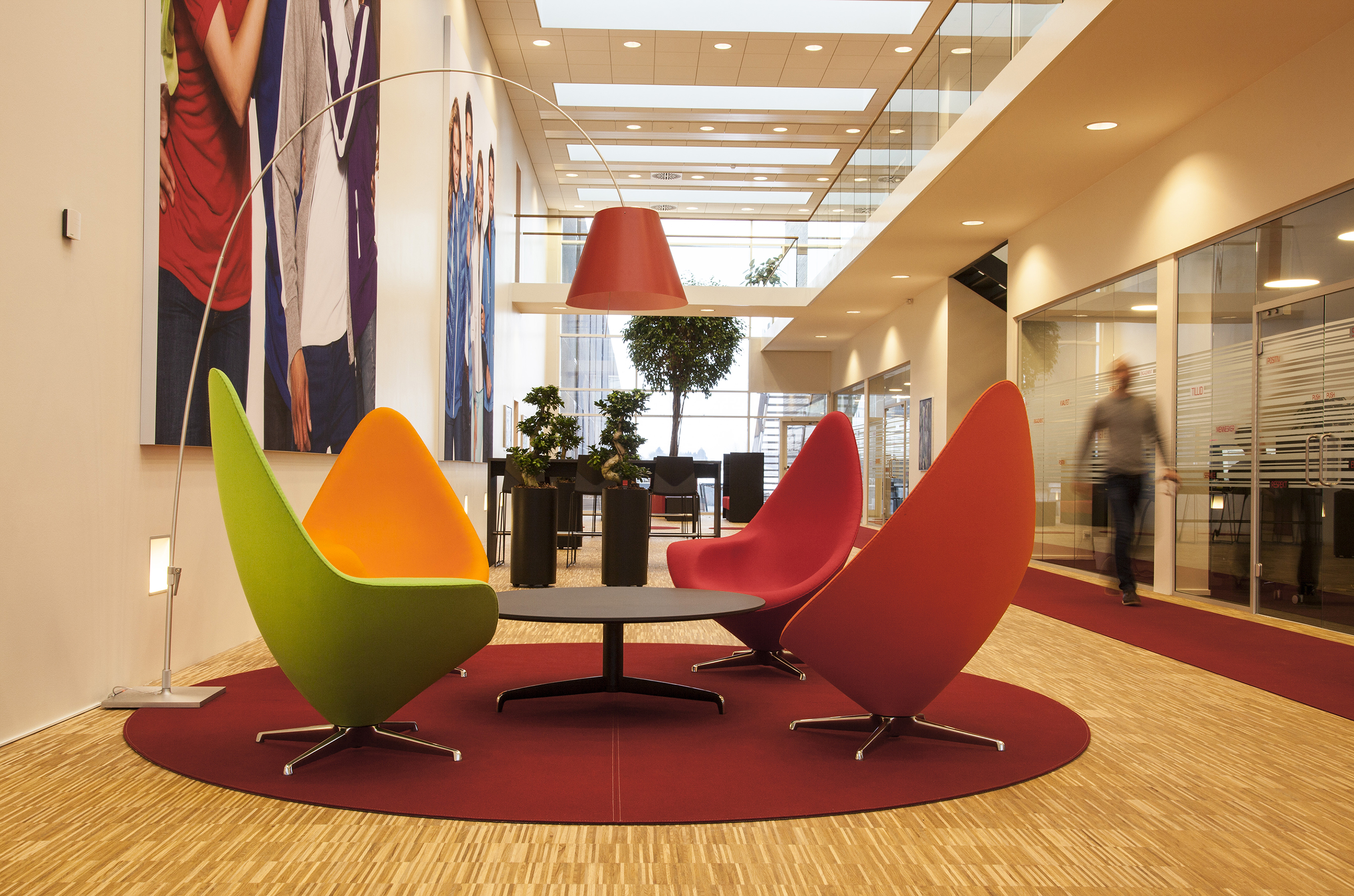 Runde, røde filttæpper i lounge område